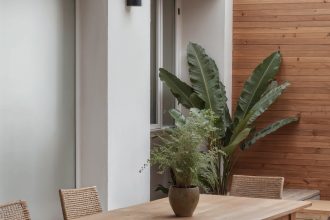Bien choisir sa table de jardin : matériaux, entretien et cohérence avec votre espace vert