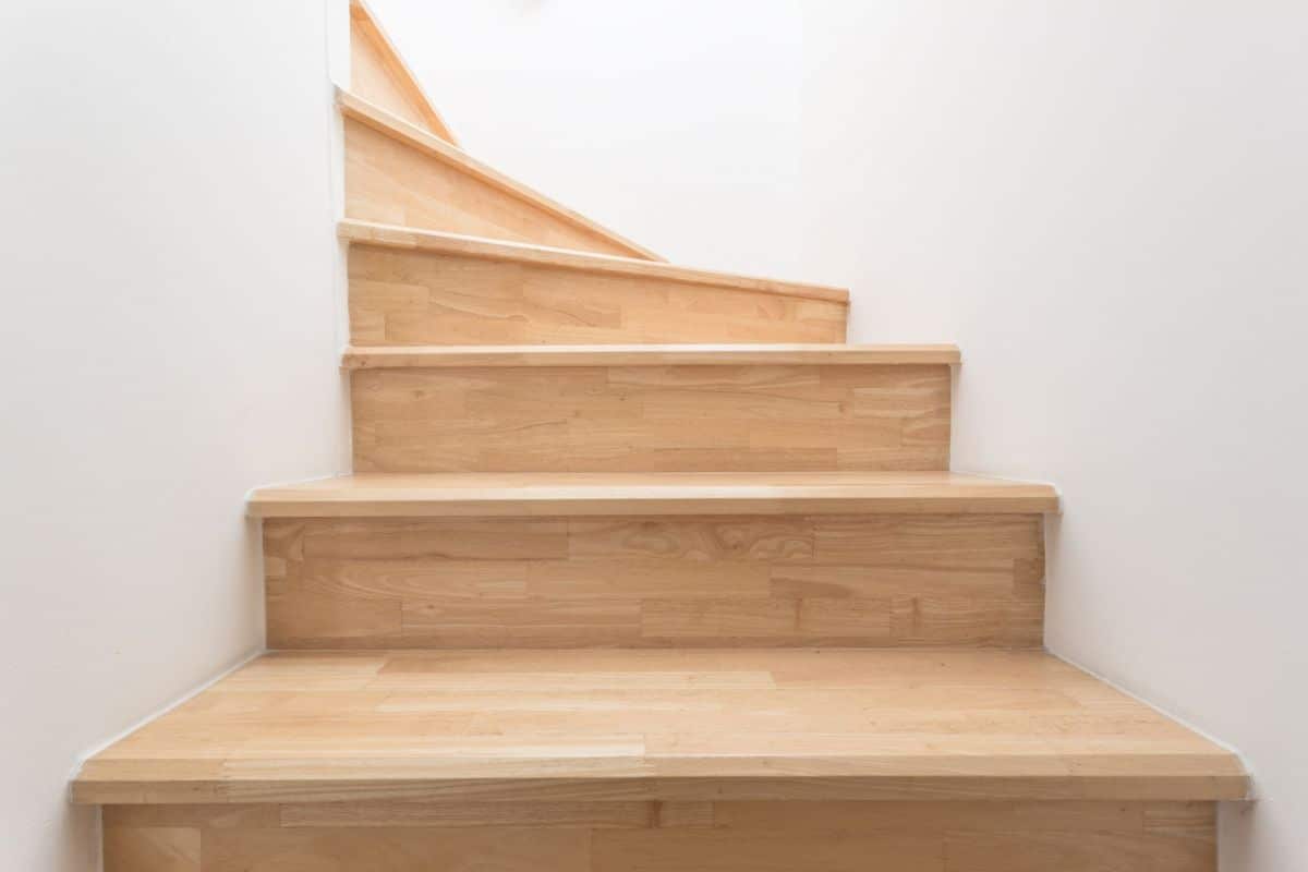 Décaper un escalier lasuré : les étapes à suivre